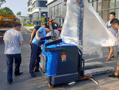 科力電動(dòng)堆高車進(jìn)行裝卸、堆高、堆垛和短距離運(yùn)輸作業(yè)