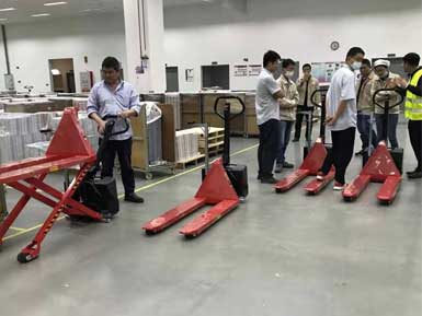 電動(dòng)高升程搬運(yùn)車交付使用，感謝廠家羅總親自跟客戶講解操作方法！