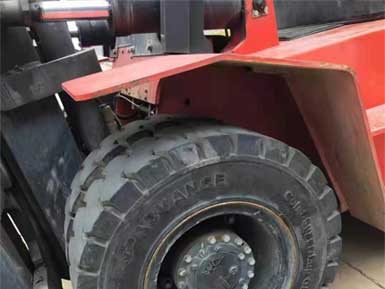 前進(jìn)實(shí)心輪胎825-15，6條實(shí)心輪胎已全部安裝到叉車上